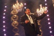 「願い」を披露するロバート秋山。(c)メ～テレ