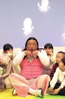 ウソ童謡を披露するロバート秋山。(c)メ～テレ