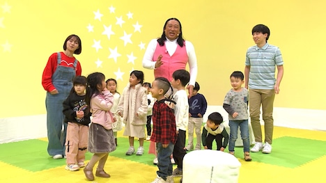 ウソ童謡を披露するロバート秋山。(c)メ～テレ