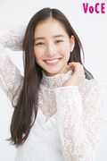 「VOCE」2024年5月号に登場する新木優子。