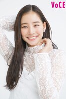 「VOCE」2024年5月号に登場する新木優子。