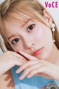 「VOCE」2024年5月号に登場する齊藤なぎさ。