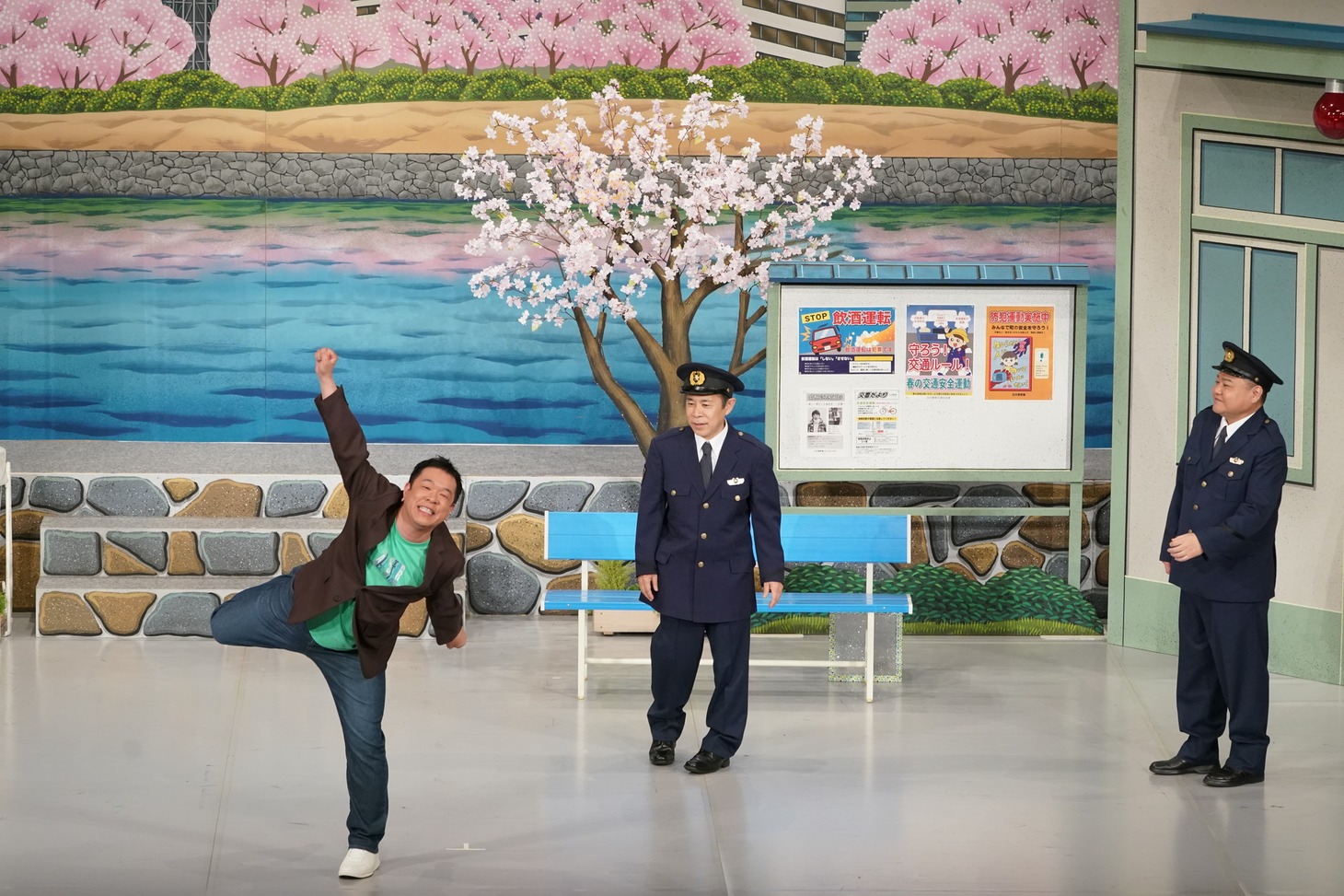 もう中学生のモノマネをする兼光タカシ。(c)吉本興業