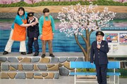 「岡村隆史の花の駐在さん 東京へ行く」のワンシーン。(c)吉本興業
