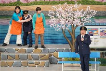 「岡村隆史の花の駐在さん 東京へ行く」のワンシーン。(c)吉本興業