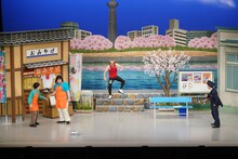 「岡村隆史の花の駐在さん 東京へ行く」のワンシーン。(c)吉本興業