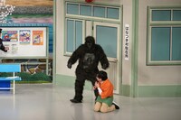 ゴリラとおいでやす小田。(c)吉本興業