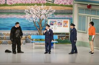 ゴリラの正体はFUJIWARA原西。(c)吉本興業