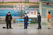 ゴリラの正体はFUJIWARA原西。(c)吉本興業