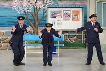 左から、FUJIWARA原西、ナインティナイン岡村、川畑泰史。(c)吉本興業