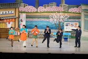 FUJIWARA原西とナインティナイン岡村によるダンスの輪が広がるワンシーン。(c)吉本興業