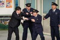 ミキ昴生とナインティナイン岡村が小競り合いを繰り広げるワンシーン。(c)吉本興業