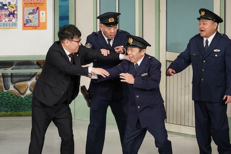 ミキ昴生とナインティナイン岡村が小競り合いを繰り広げるワンシーン。(c)吉本興業