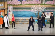 明石家さんま（中央）がサプライズ出演した「岡村隆史の花の駐在さん 東京へ行く」のワンシーン。(c)吉本興業