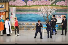 明石家さんま（中央）がサプライズ出演した「岡村隆史の花の駐在さん 東京へ行く」のワンシーン。(c)吉本興業
