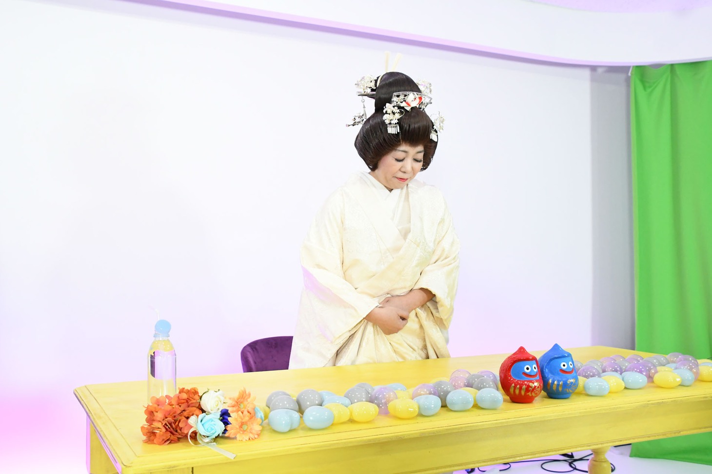 会見前に一礼する八幡カオル。
