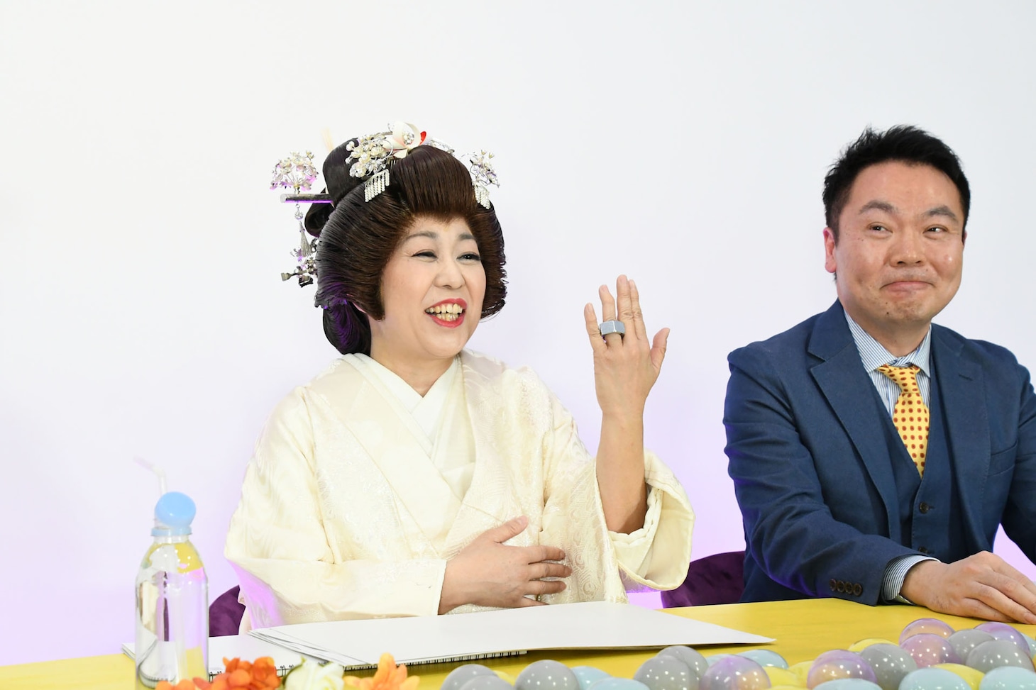 本当はブルガリの指輪を買ったが、会見に間に合わずナットをはめている八幡カオル。