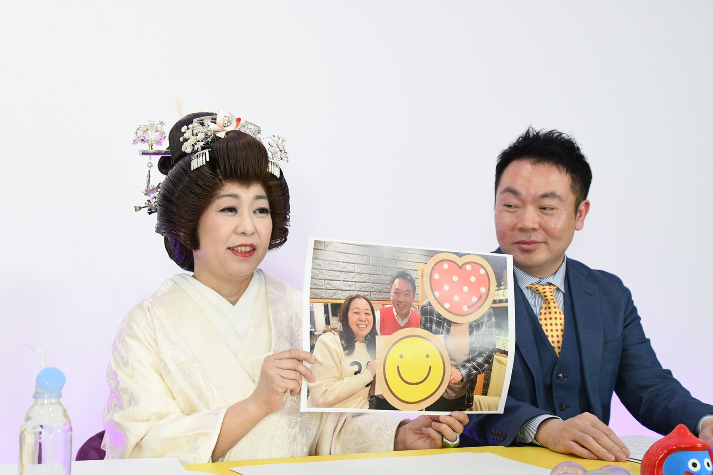 婚姻届を届けた際の写真を披露する八幡カオル。くじらが保証人になったという。