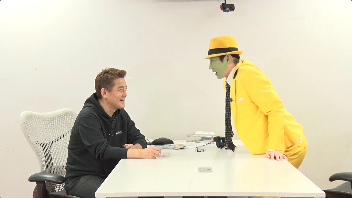 スピードワゴン井戸田の楽屋を映画「マスク」のキャラクターで訪問。