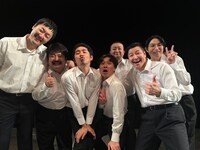 今年2月に開催されたコントライブ「全然うまくいかない」の終演後の出演者たち。（写真提供：吉本興業）