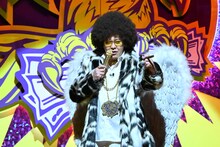 「ソウドリ」にドン・アリタとして出演する、くりぃむしちゅー有田。(c)TBS