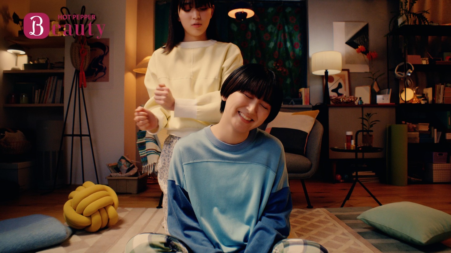 WebCM「エリア検索を知らないサーヤ」編のワンシーン。