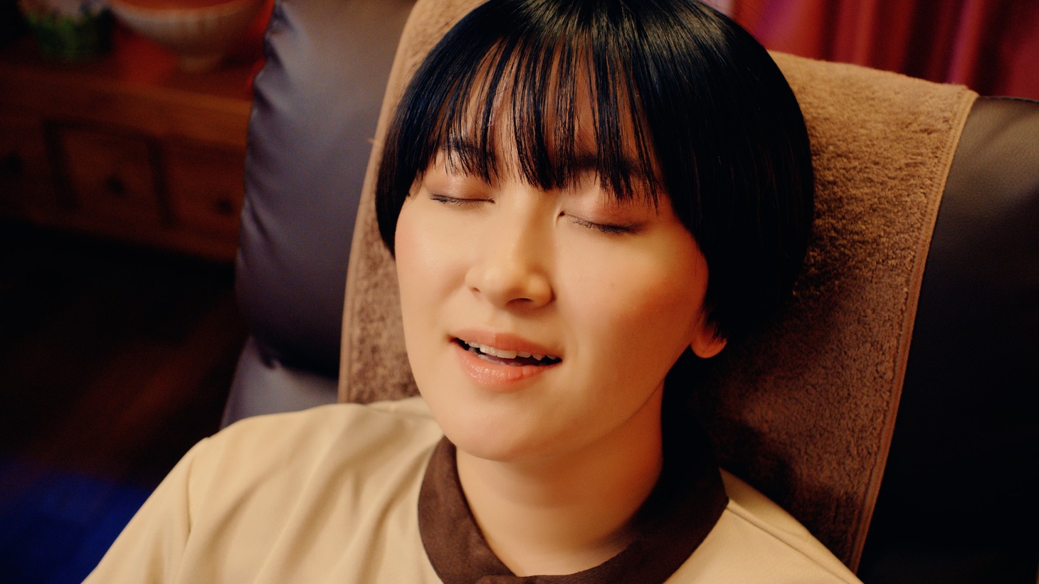 WebCM「クーポンを知らないサーヤ」編のワンシーン。