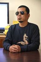 会見に出席した天竺鼠・川原。一言挨拶を求められると「こんにちは」と本当に一言で挨拶を終わらせた。