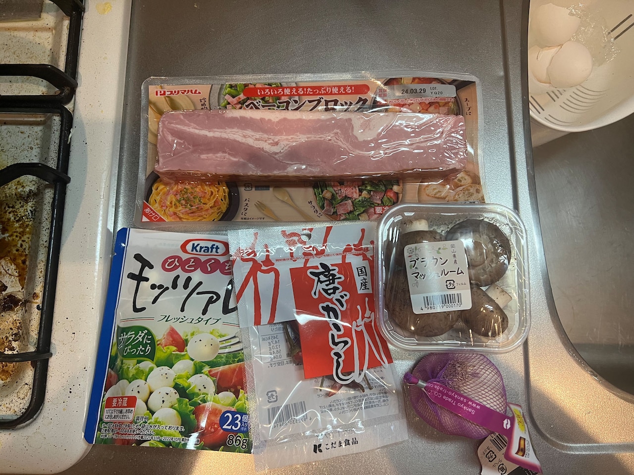 アヒージョピザに使う材料。