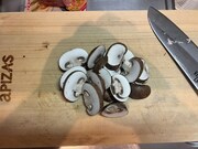 マッシュルームを縦に切る。