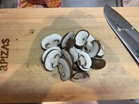 マッシュルームを縦に切る。