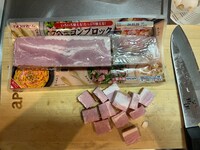 ベーコンを切る。