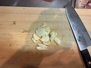 ニンニクの皮を剥いて潰す。