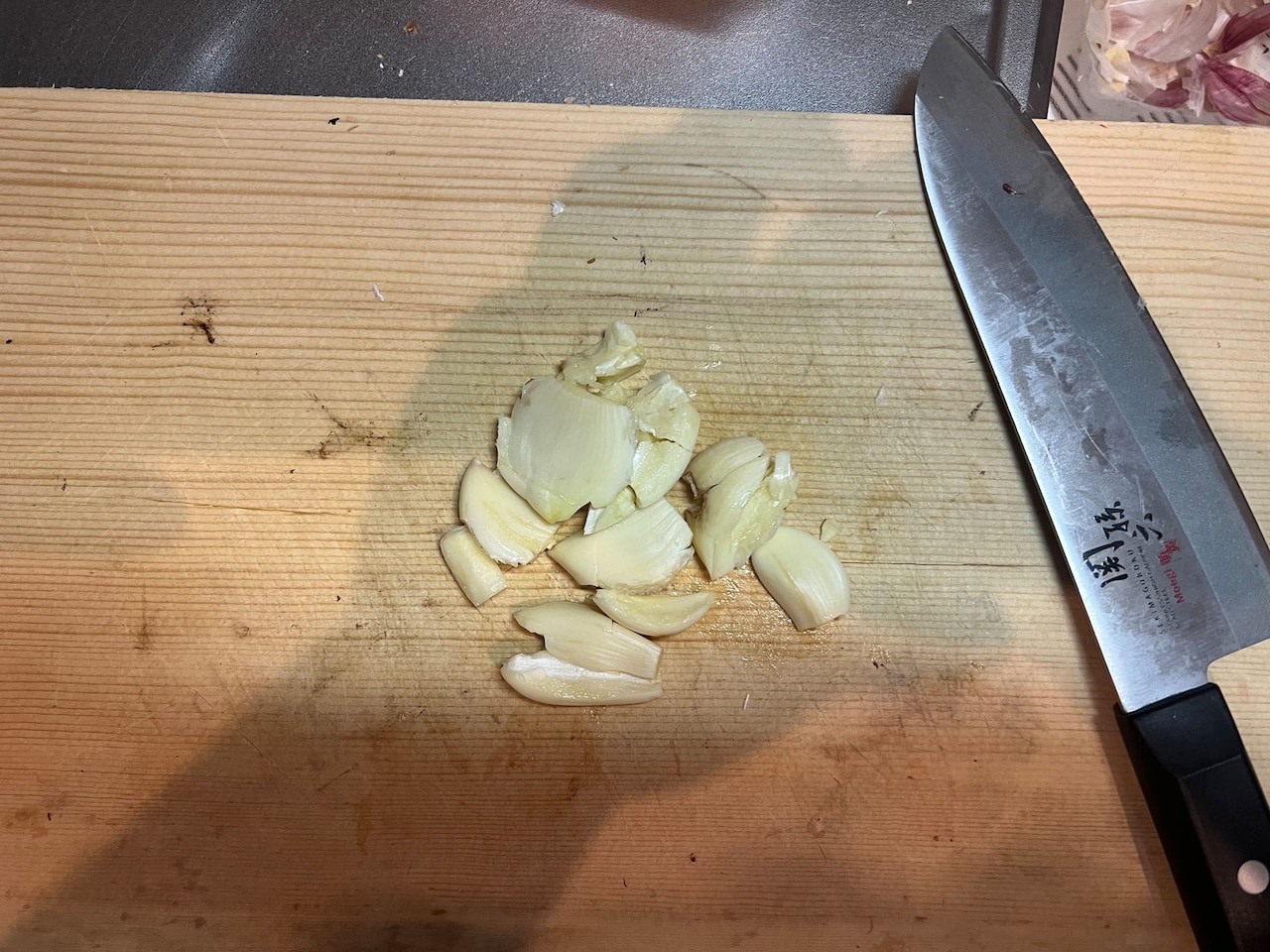 ニンニクの皮を剥いて潰す。