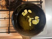 オリーブオイルににんにくを入れる。