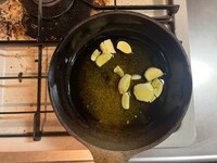 オリーブオイルににんにくを入れる。