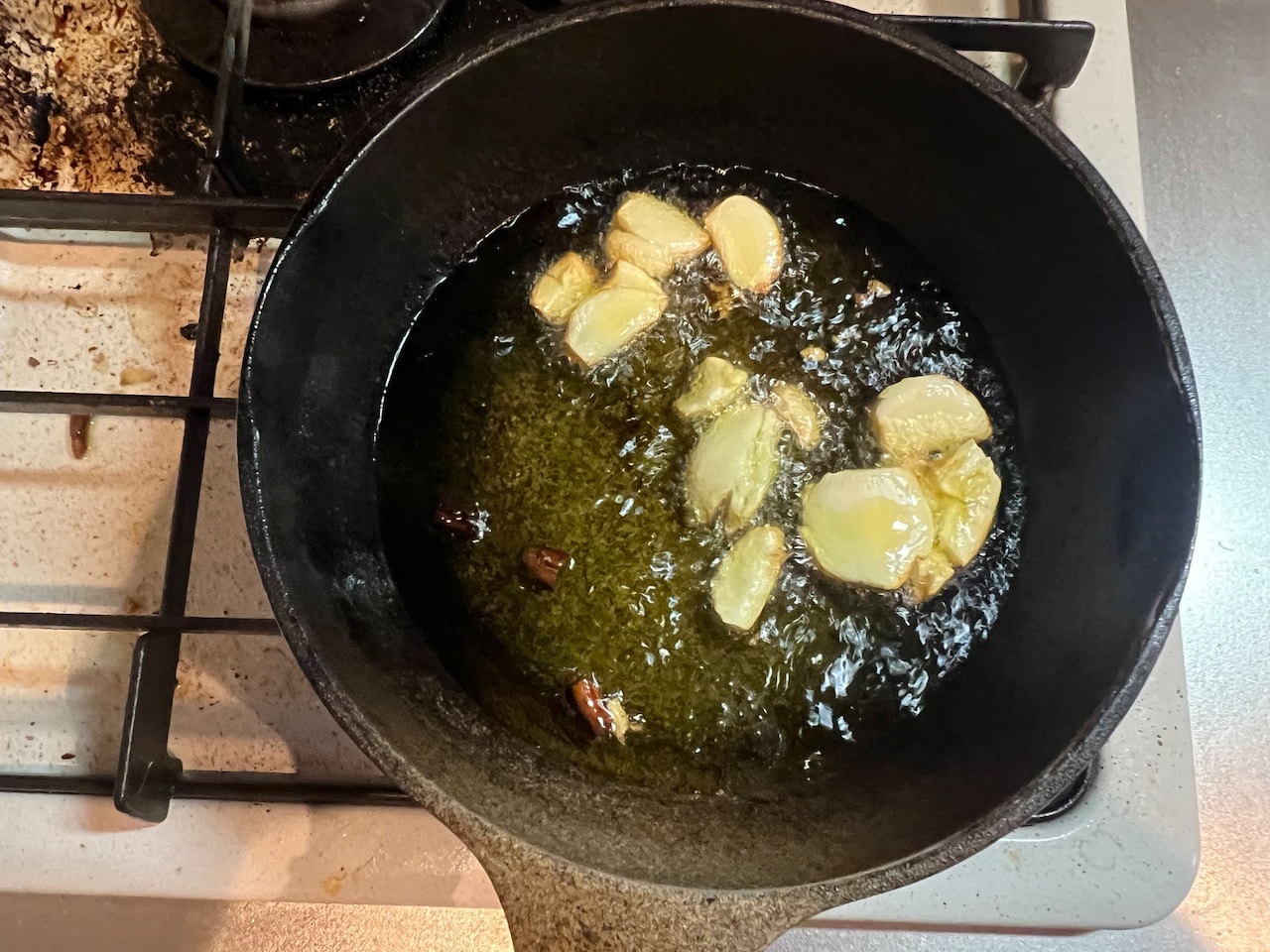 にんにくの色が変わってきた。