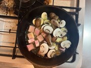 ベーコンとマッシュルームを加える。