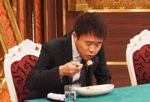 「浜田チャーハン」を食べるダウンタウン浜田。