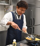 「浜田チャーハン」を作るダウンタウン浜田。