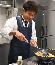 「浜田チャーハン」を作るダウンタウン浜田