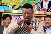 しもつかれを試食するケンドーコバヤシ。(c)読売テレビ