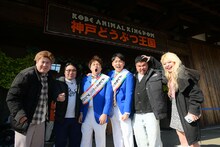 左からビスケットブラザーズ、ダブルヒガシ、豪快キャプテン・山下ギャンブルゴリラ、エルフ荒川。