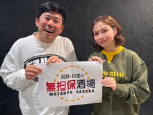 岡野陽一（左）と村重杏奈（右）。(c)FBC
