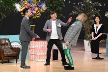 「発起人・東野幸治。黒田有のありがとう生前葬」のワンシーン。(c)読売テレビ