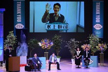 「発起人・東野幸治。黒田有のありがとう生前葬」のワンシーン。(c)読売テレビ