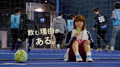 CM「飲む理由がある カラダの健康≪円陣≫」編のワンシーン。