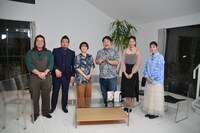 「ウチナーンチュを好きになりました。」の出演者。(c)QAB