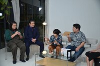 左から大自然、ラランド。(c)QAB