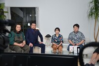 左から大自然、ラランド。(c)QAB